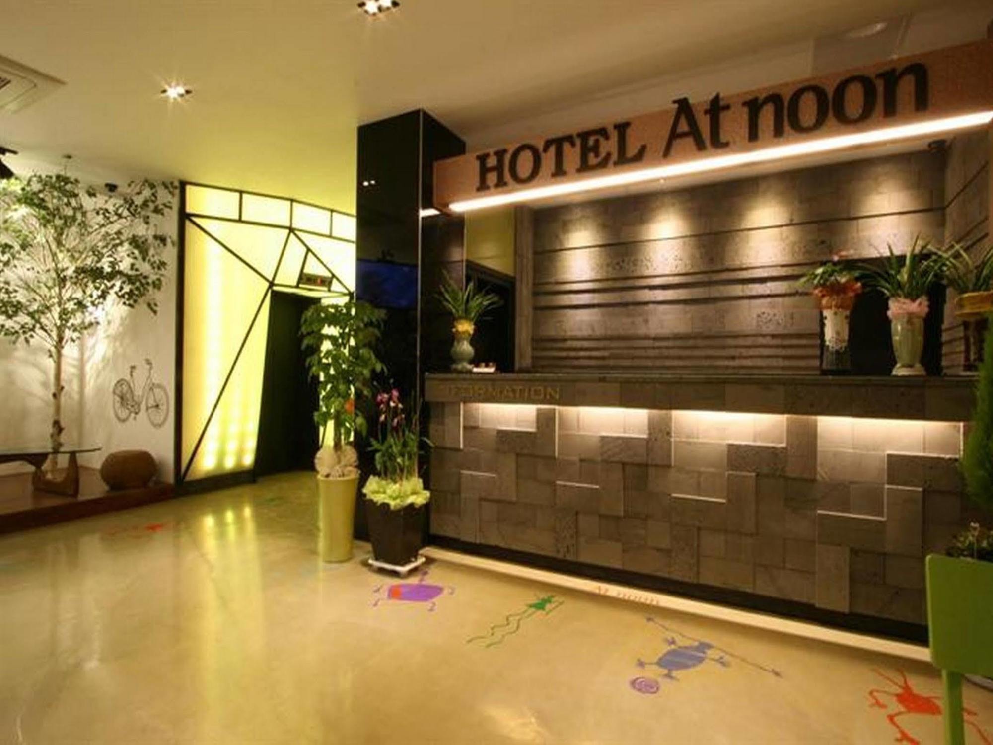 At Noon Hotel In Jeju Eksteriør billede
